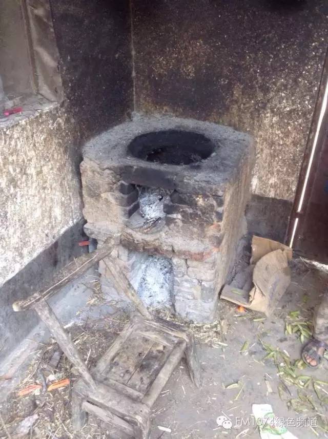 走訪另一個(gè)貧困家庭，進(jìn)去之后才知道什么是真正的一貧如洗、家徒四壁。