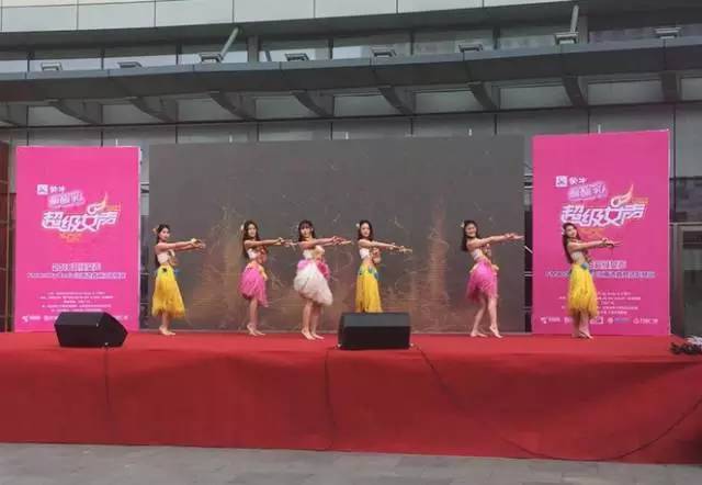 伴隨著舞蹈演員們的開場，比賽在上午10點半正式拉開序幕