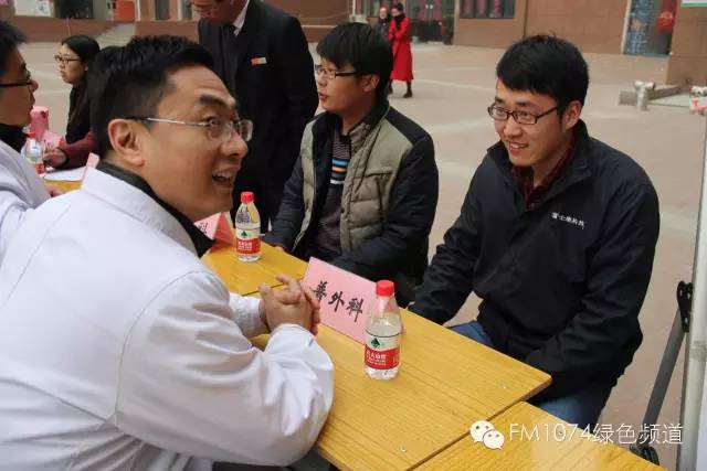 看這位小伙兒，跟我們的醫(yī)生都聊嗨了……