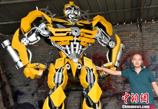 河南小伙用廢舊零部件造“變形金剛”年入數(shù)百萬(wàn)（圖）