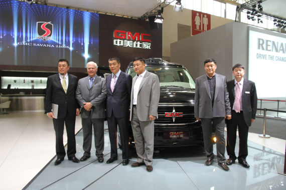 北京國際車展上，全新GMC S系列頂級商務(wù)車在亞太區(qū)首發(fā)。圖為企業(yè)領(lǐng)導(dǎo)與新車合影。