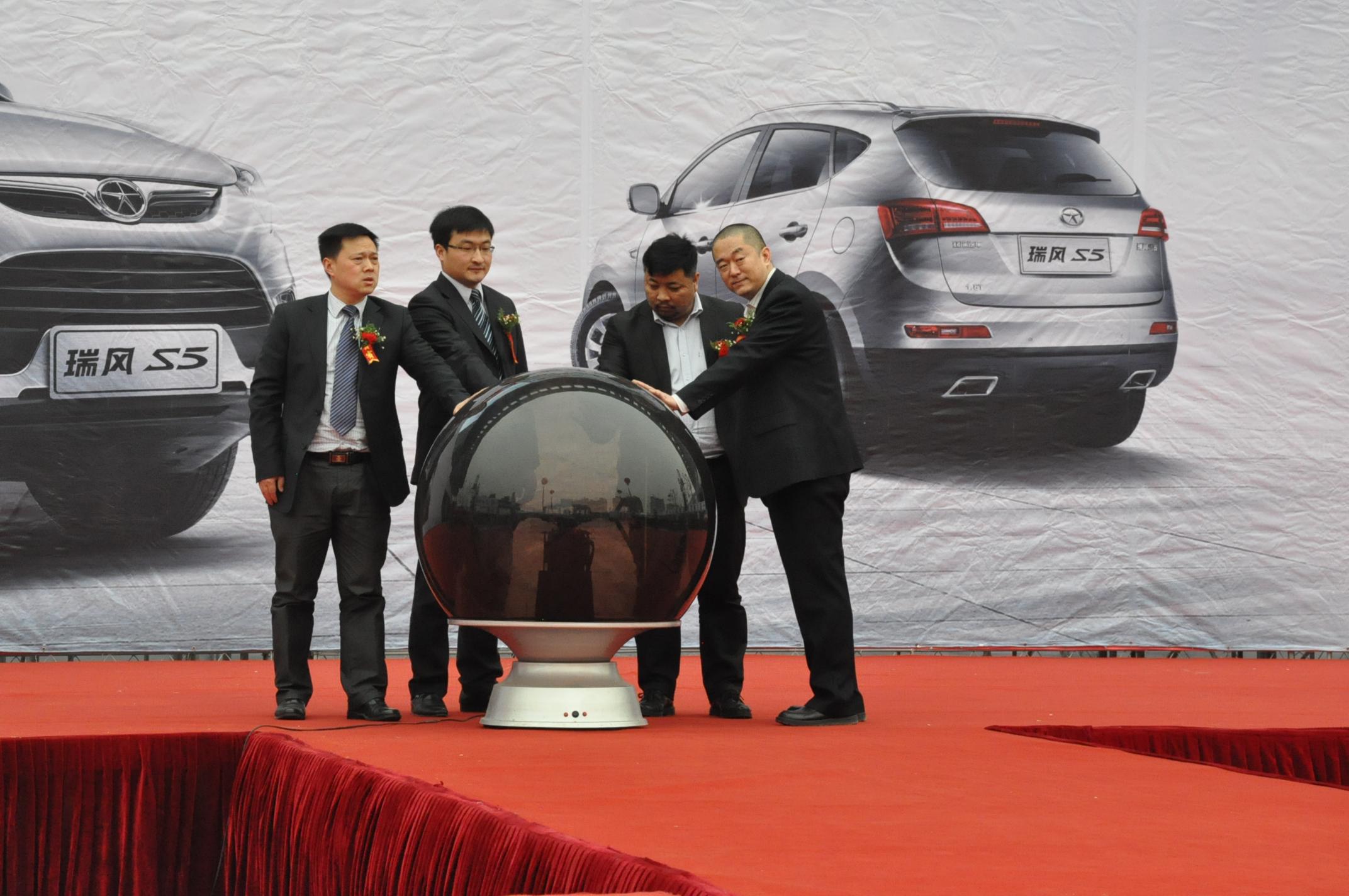 廠家和經(jīng)銷(xiāo)商領(lǐng)導(dǎo)共同為新車(chē)揭幕