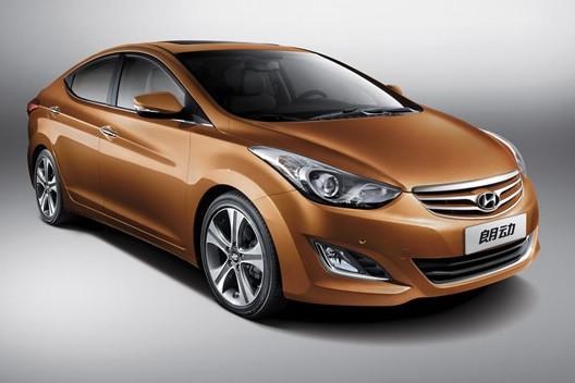 　　北京現(xiàn)代朗動(dòng)分別搭載1.6L和1.8L兩種發(fā)動(dòng)機(jī)，共7款車(chē)型。“流體雕塑”設(shè)計(jì)理念持身的朗動(dòng)看上