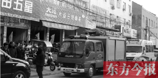 火災(zāi)發(fā)生后，袁厲害家門前的大路上停滿了消防車和警車