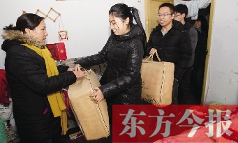 昨天下午，多位東方今報愛心讀者前往鄭州市困難戶家中贈送棉被