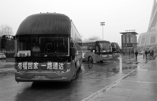 昨天上午10點(diǎn)，17輛愛心大巴從中原福塔廣場發(fā)車