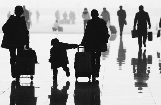 昨日，鄭州東站，一名孩子拉著媽媽和包裹快樂地奔走在春運的途中