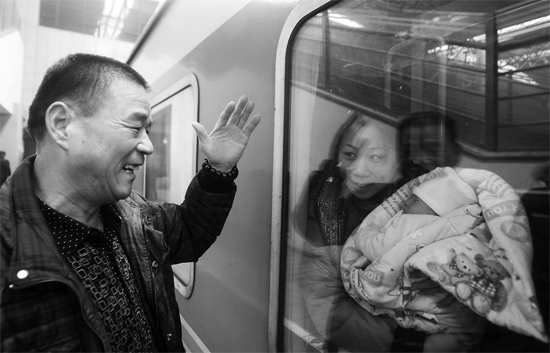 車要開(kāi)了，史振星揮手向女兒懷中的外孫告別。女兒帶著剛剛出生43天的孩子，要到千里之外湖南的婆婆家過(guò)新