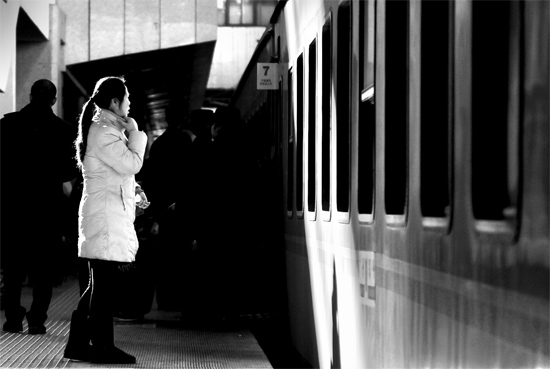 春運(yùn)大潮中，這樣難舍難分的身影總不時(shí)閃現(xiàn)在站臺(tái)上和廣場(chǎng)中