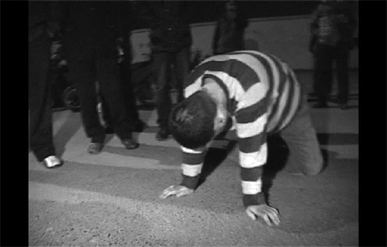 昨日凌晨，鄭州市化工路西段，渾身酒氣的男子出盡洋相