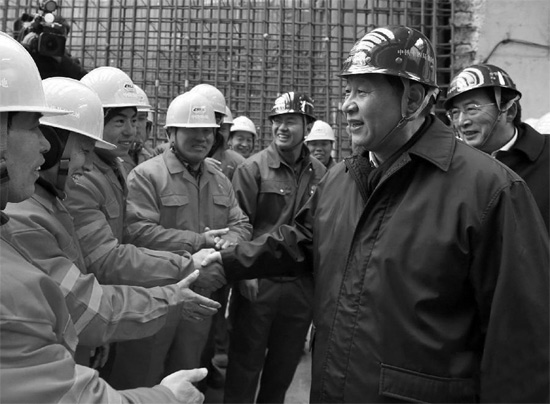 除夕前一天，習(xí)近平到北京地鐵8號線南鑼鼓巷站施工工地慰問農(nóng)民工和技術(shù)人員
