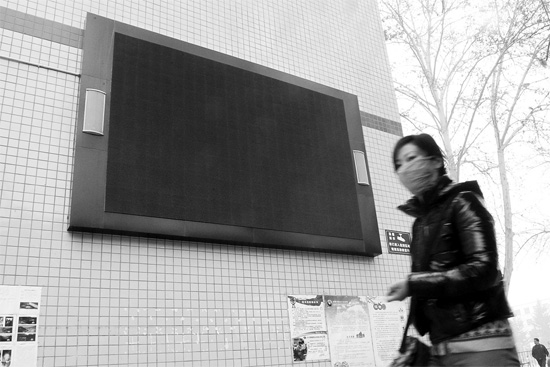 教育部下發(fā)通知，不僅要求學(xué)校引導(dǎo)學(xué)生勤儉節(jié)約，學(xué) 校也要節(jié)約辦公。昨天是開(kāi)學(xué)第一天，鄭州市39中校園