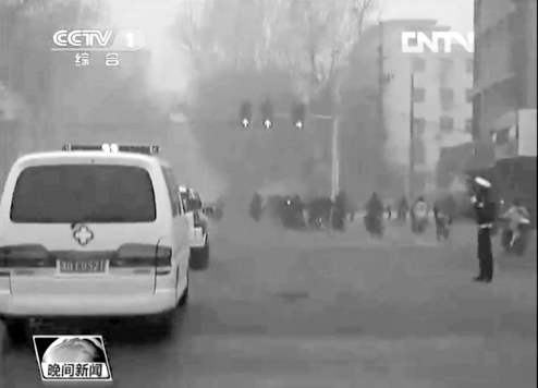 正值上下班高峰，交警調(diào)信號(hào)燈分流車輛