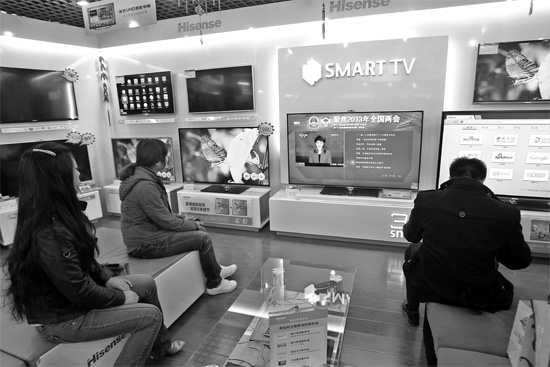 5日，鄭州市的家電賣場里，網絡電視正在同步直播兩會報道 東方今報記者張培方攝