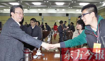 4月22日，省委書記、省人大常委會主任郭庚茂和“聚焦中博·河南行”中部六省媒體采訪團(tuán)成員親切握手