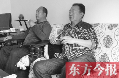 吳四輩和張年學(xué)在家聊天，談?wù)撋稌r(shí)候能去上班