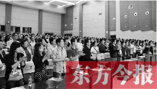 演員謝幕時(shí)，沒有觀眾離場(chǎng)，而是全部起立熱烈鼓掌