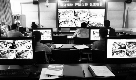 2013年高考首日，鄭州市國家考試考務(wù)指揮中心內(nèi)，工作人員通過監(jiān)控器遠(yuǎn)程監(jiān)考