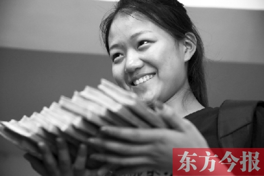 昨天，大一女生周文靜把10萬元現(xiàn)金還給了失主