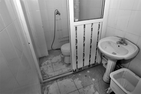 不僅周邊設施齊全，鄭州公租房室內(nèi)設施也齊全。圖為剛安裝好的衛(wèi)浴設施