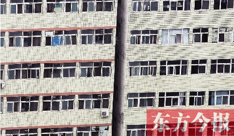 鄭州市城中村眾多類似這樣火柴盒式的房間，成了大中專畢業(yè)生們暫時安放青春和夢想的地方