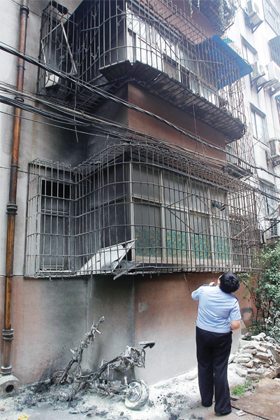 起火的電動(dòng)車(chē)只剩下鐵架和一堆灰燼