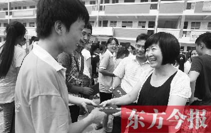 7月23日，晨鐘教育集團(tuán)黨委書記張玲為支教大學(xué)生頒發(fā)證書