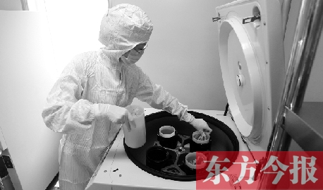 鄭州一專門儲存臍帶血的機(jī)構(gòu)，專業(yè)人員正在把臍帶血存放在儲藏箱里