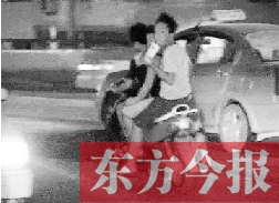 盡管剛剛發(fā)生摩托車車禍，現(xiàn)場很快又現(xiàn)載人摩托車疾馳