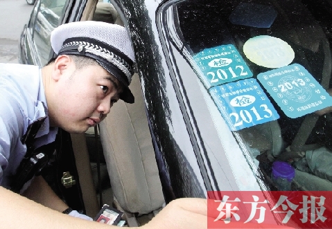 昨天上午，鄭州交巡警開始對進入四橋一路的非綠標車按闖禁行進行處罰