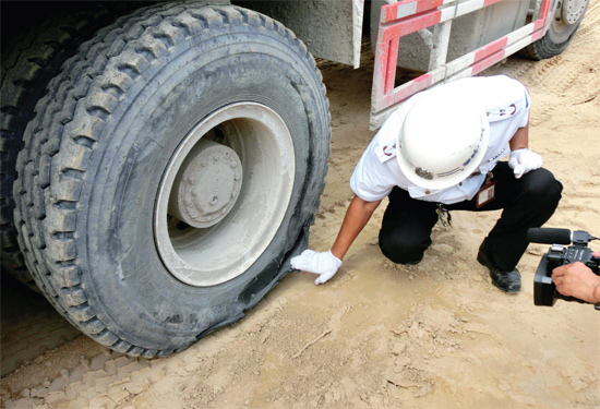 8月3日，棉紡路與六廠前街交叉口附近一輛水泥罐車突然爆胎，路邊一輛電動(dòng)車被沖擊波震翻報(bào)廢