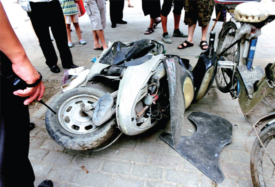 8月3日，棉紡路與六廠前街交叉口附近一輛水泥罐車突然爆胎，路邊一輛電動(dòng)車被沖擊波震翻報(bào)廢