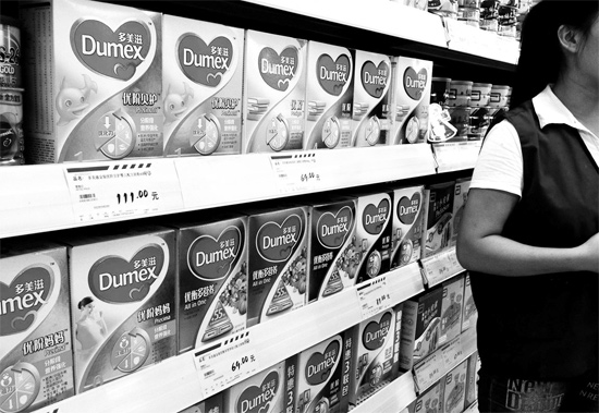 5日，鄭州一家超市內(nèi)，多美滋其他階段奶粉仍在售，但無人問津