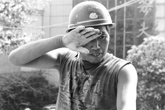 昨日，濟源市市政工人王紅旗在揮汗工作