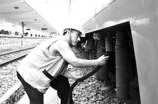 昨日，商丘火車站給水員在烈日下工作