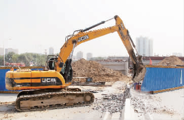 南陽路、北環(huán)快速路立交橋?qū)⑦M行封閉施工，圖為工人正在拆除隔離欄