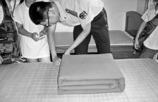 鄭州市某武警駐地，武警官兵現(xiàn)場(chǎng)表演疊被子