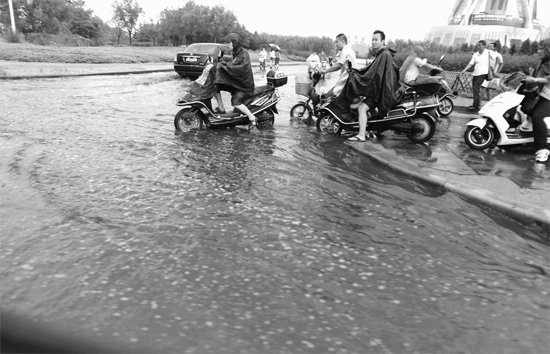8月7日，鄭州一場暴雨，鄭州多處干道被淹，市民行路如過河