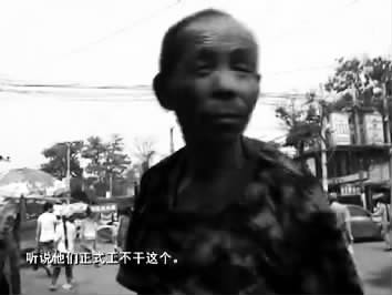 視頻中的男子面對鏡頭發(fā)泄心中的不滿：不合理，明擺著剝削人