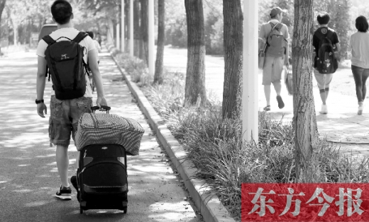 滿載著家人的希望，沿著學校的路標，鄭州大學新生入學了，一位新生自己帶著行李來報到