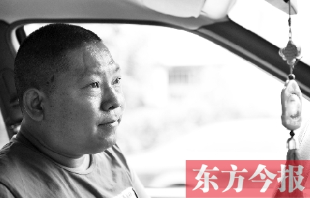 鄧太和帶父親去看病，兩天都沒(méi)打開(kāi)過(guò)出租車后備廂