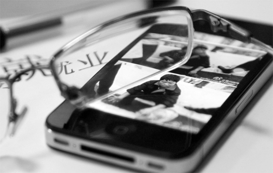 9月9日，鄭州河醫(yī)立交橋上， 一小伙兒因找不到工作輕生被救下的微博在網(wǎng)上熱傳，小伙兒的舉動讓人唏噓