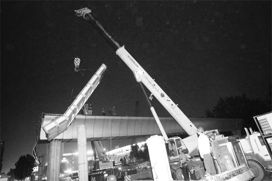 昨日凌晨，鄭州市動物園天橋徹底拆除