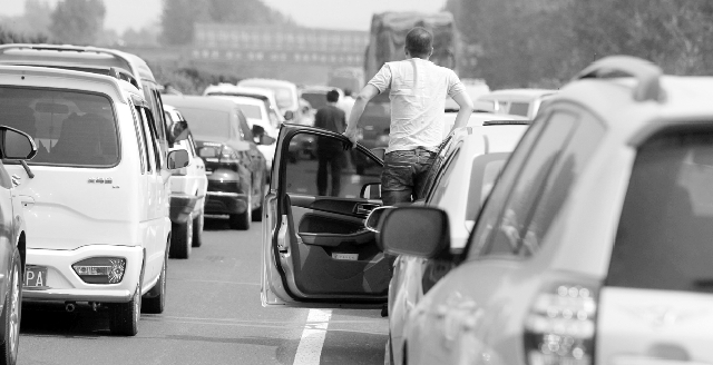 10月7日下午，寧洛高速漯河至商水段，因車禍發(fā)生擁堵