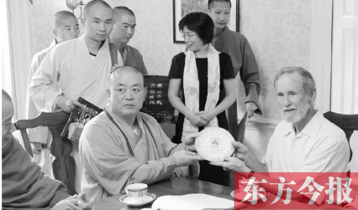 釋永信方丈向哈佛大學(xué)亞當(dāng)學(xué)院院長(zhǎng)白馬贈(zèng)送禮品 少林寺供圖 釋永信方丈向哈佛大學(xué)亞當(dāng)學(xué)院院長(zhǎng)白馬贈(zèng)送禮品 少林寺供圖