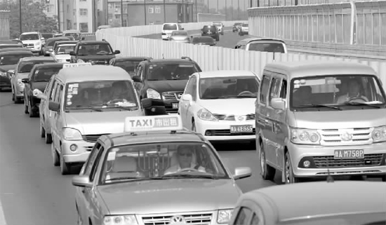 上午11點，鄭州市京廣快速路由北向南的路段已經(jīng)開始擁堵，要是早晚高峰，更是堵得走不成