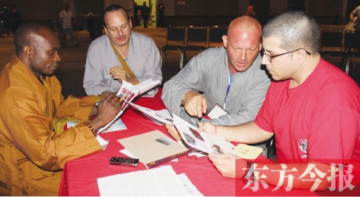 研討會(huì)現(xiàn)場(chǎng)，少林洋弟子熱議東方今報(bào)報(bào)道《大爭(zhēng)之寺》