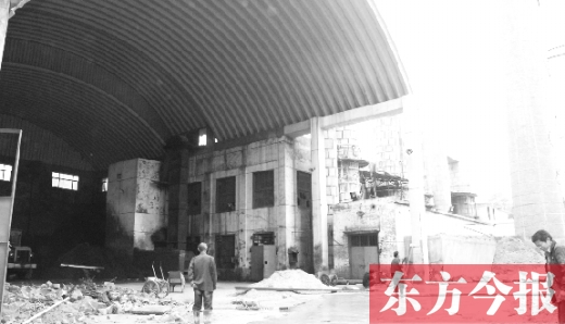 黃委會燃煤鍋爐房里幾臺機器正“整裝待發(fā)”，大煙囪拆除難