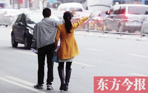 昨日下午5時30分，鄭州市花園路口公交站，一對青年正焦急等車