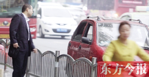 昨日下午5點40分，一男子久久未等到出租車，一輛“黑三輪”車主便和他搭訕